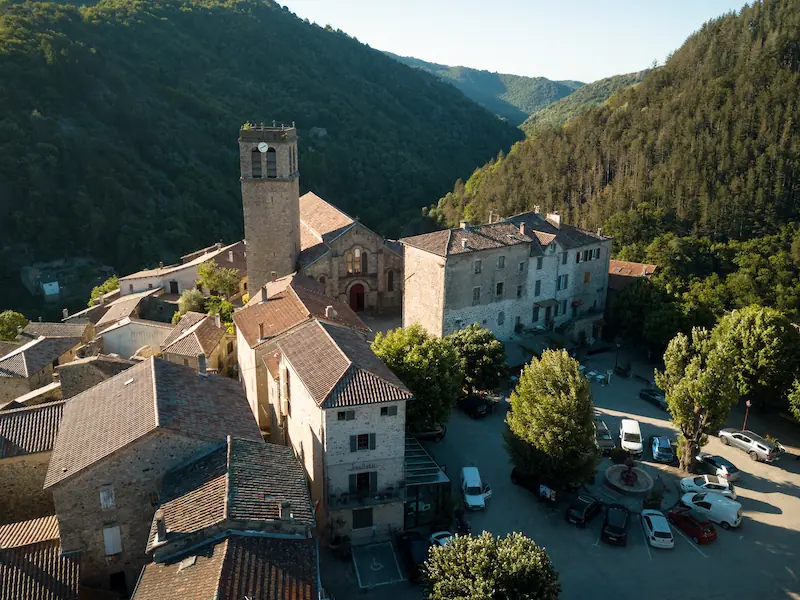 Le village de vallées d'Antraigues Asperjoc près du camping